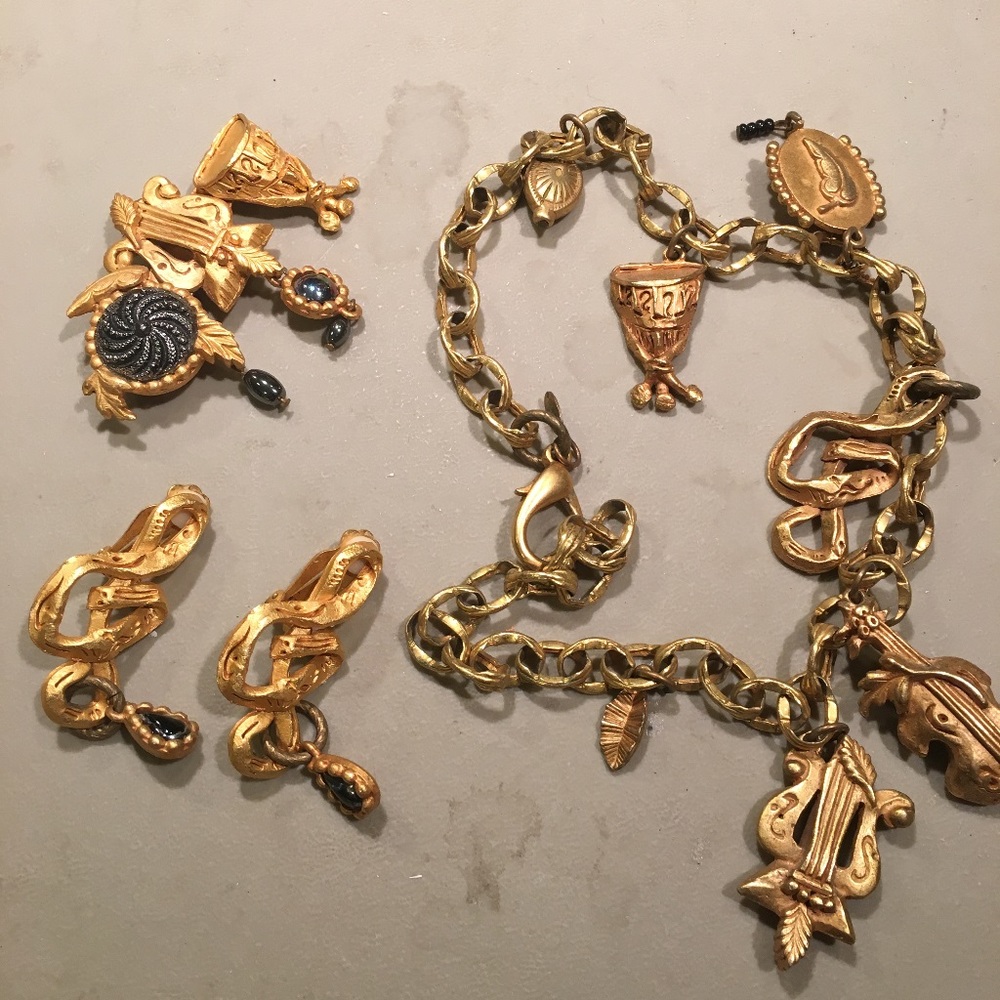 Parure: music themed earrings, necklace and pin